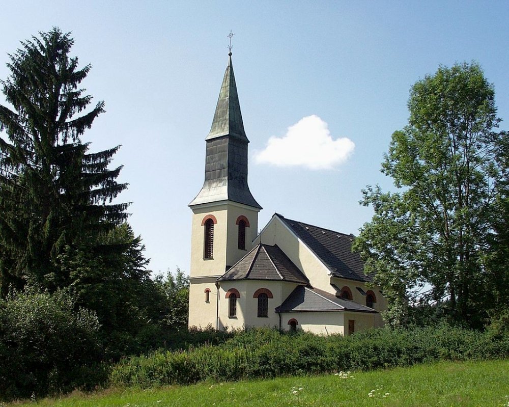 Blick auf die evangelische Martin-Luther-Kirche in Spiegelau