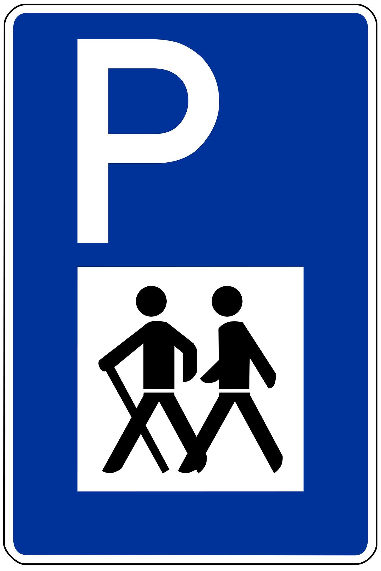 Blaues Schild mit einem weißen P und Wanderern