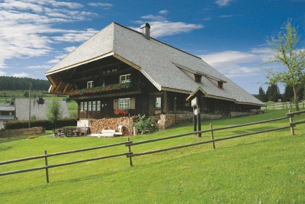 Bernau: Blick auf den Resenhof. Im über 200 Jahre alte Eindach-Hof kann man nachempfinden, wie früher Bauern gelebt und gearbeitet haben.