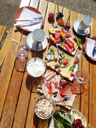 Lichtensteiner Früchte in Münsingen im Biosphärengebiet Schwäbische Alb. Ein gedeckter Tisch mit Käse- und Wurstplatte verschiedene Joghurt und Müsli sowie eine Obstplatte.