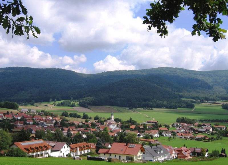 Der staatlich anerkannte Erholungsort Gleißenberg liegt, umgeben von einer Bergkette des Bayerischen Waldes in einem nur nach Süden offenen Talkessel.