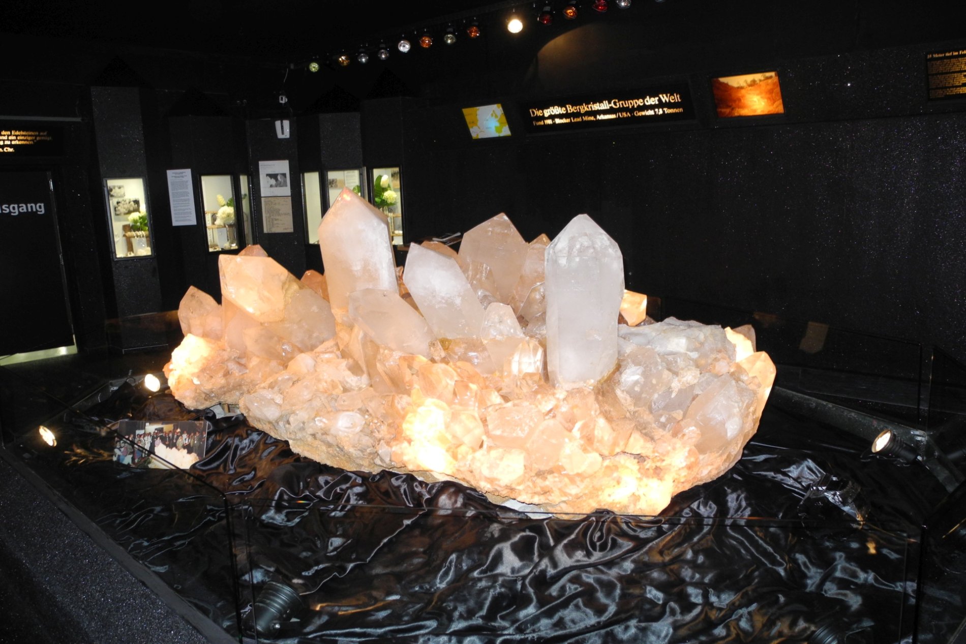 Die größte Bergkristallgruppe der Welt im Kristallmuseum Riedenburg