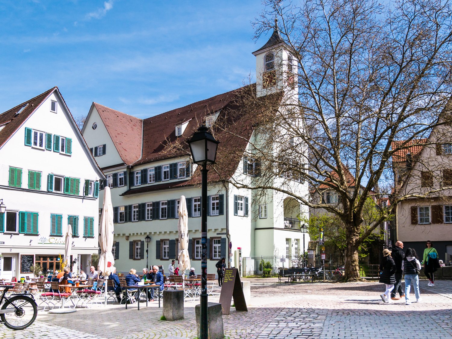 Blick auf das Glockentürmchen des Spitals Tübingen vor blauem Himmel
