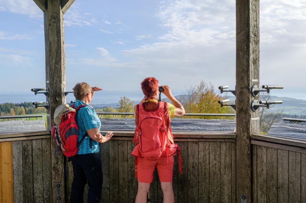 Zwei Wanderinnen genießen den Ausblick vom Aussichtspavillon.