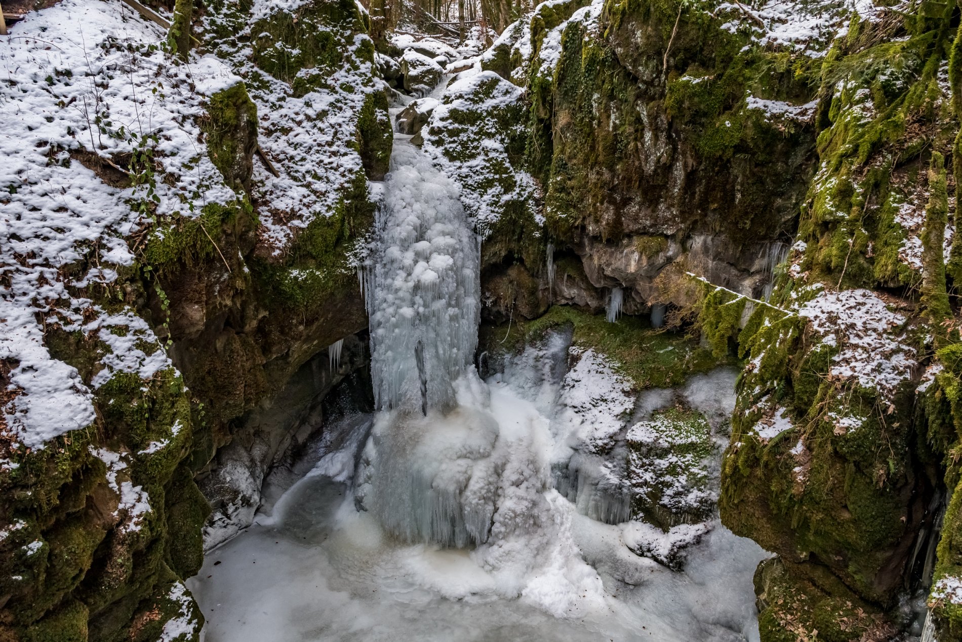 Bszarre Eiszapfen Haselbach Wasserfall