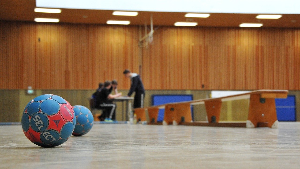 Handball Bälle liegen in einer Halle