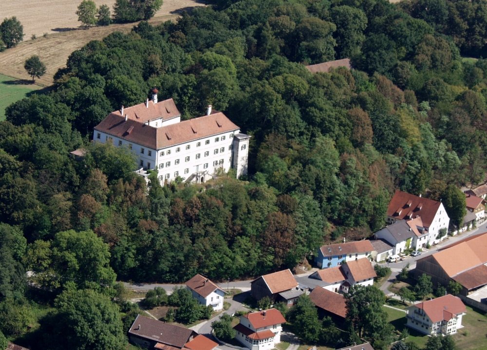 Blick auf Schloss Offenberg im Deggendorfer Land