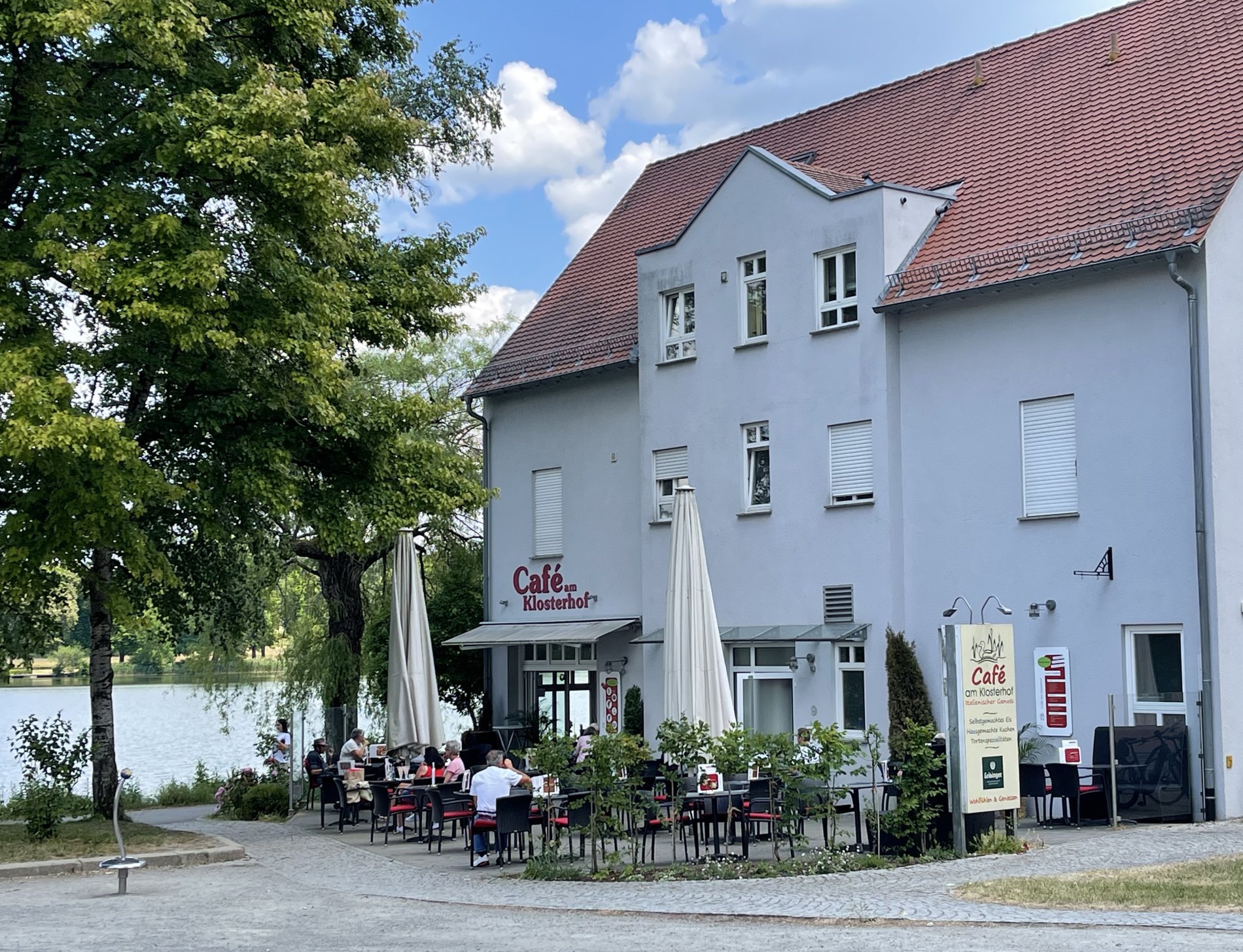 Aussenansicht des Cafe im Klosterhof mit Terrasse.