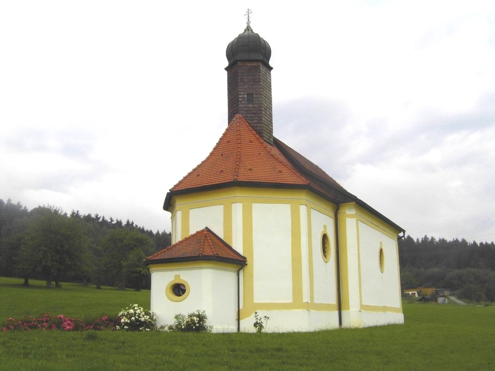 Blick auf die ehemalige Wallfahrtskirche Sankt Kolomann bei Neukirchen vorm Wald