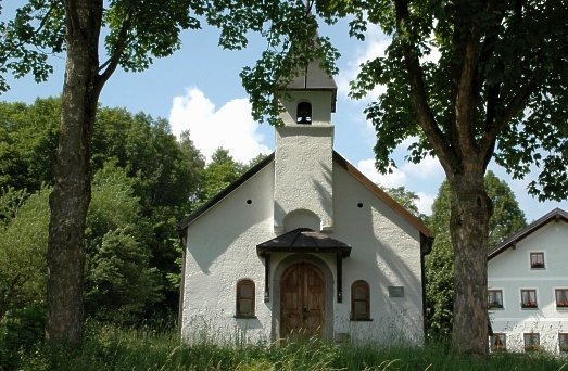 Blick auf die Dorfkapelle in Großloitzenried in der Gemeinde Rinchnach