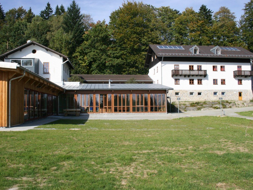 Blick auf das Jugendwaldheim Wessely Haus bei Hohenau im Nationalpark Bayerischer Wald