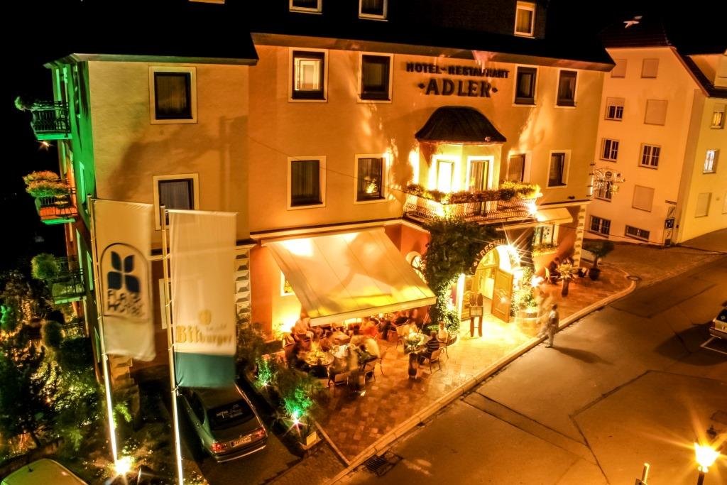 Blick auf das Rebgarten Hotel Adler bei Nacht mit Außenbestuhlung