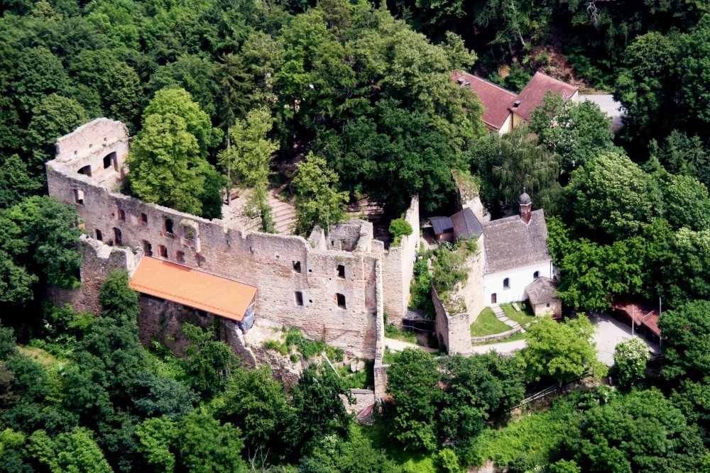 Blick auf die Burgruine Hilgartsberg bei Hofkirchen im Passauer Land