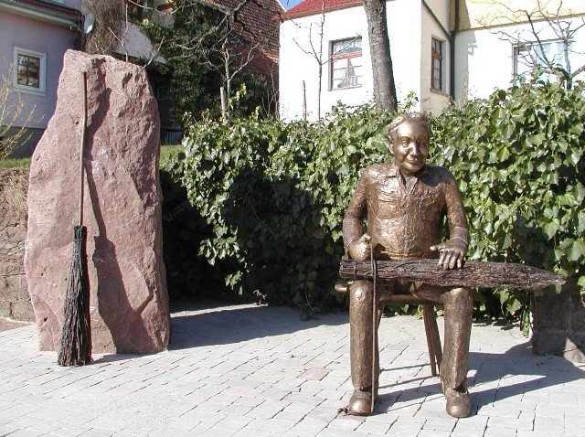 Bronzefigur Besenbinder in Malsch Völkersbach