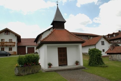 Blick auf die Dorfkapelle in Gehmannsberg in der Gemeinde Rinchnach