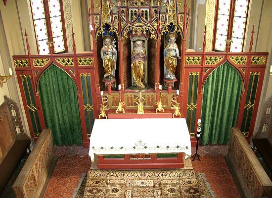Blick auf den Altar im Inneren der Kiche St. Anna in Fahrenzhausen