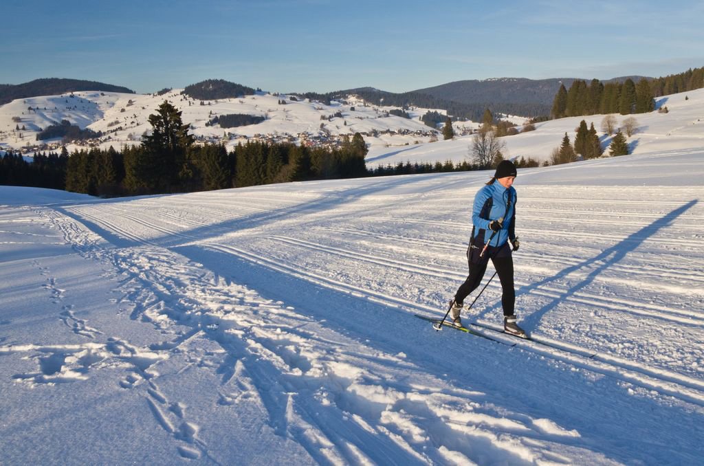 Wintersportort Bernau im südlichen Schwarzwald: Langlaufen mit Hochtal-Panorama