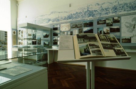 Karpatendeusches Museum Karlsruhe-Durlach, Ausstellung mit Vitrinen