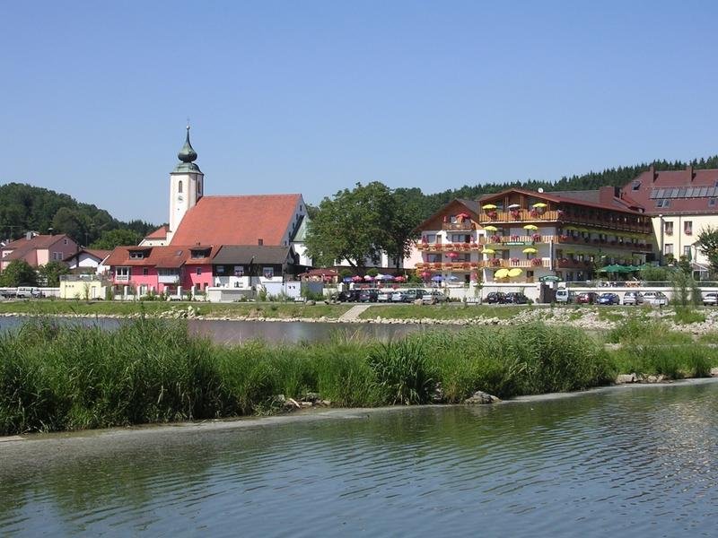 Die Marktgemeinde Windorf in den Vorbergen des Bayerischen Waldes ist für Rundum-Erholung ein vielseitiger Ausgangspunkt.