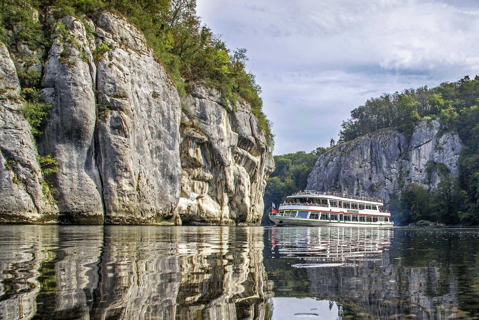 Schiff auf der Donau im Naturschutgebiet Weltenburger Enge, links und rechts die Felsen des Donaudurchbruchs