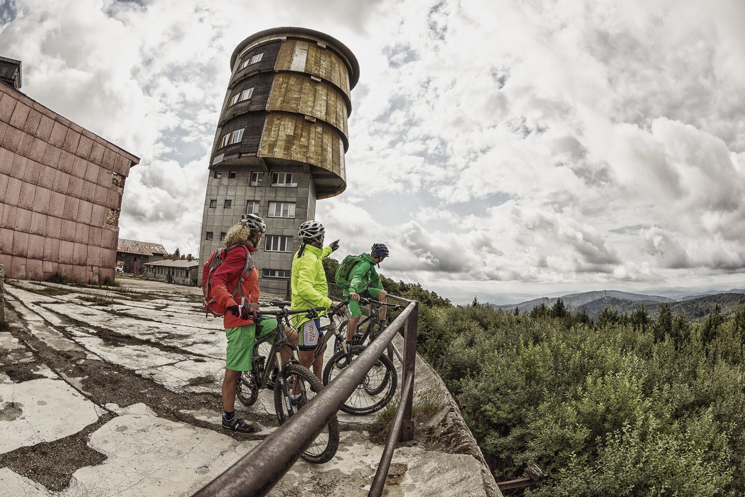 Mountainbiker mit Blick über das Waldmünchner Urlaubsland