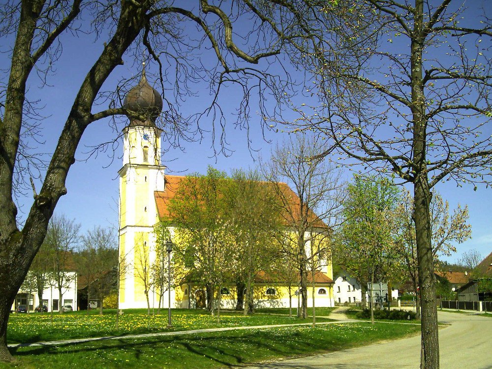 Blick auf die Pfarrkirche ST. ANDREAS in Pemfling im Naturpark Oberer Bayerischer Wald