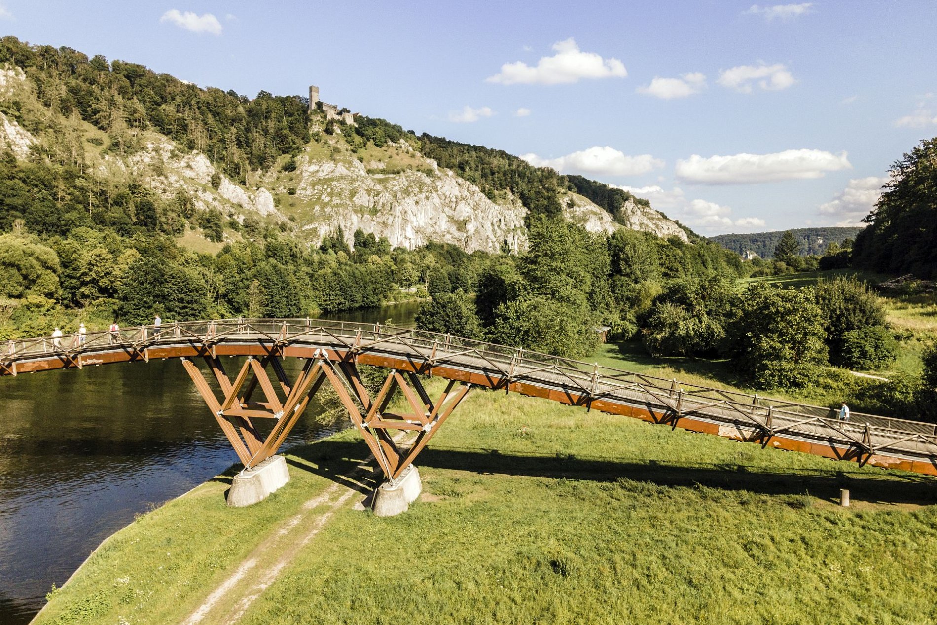 Bei Essing im Altmühltal bieten die Holzbrücke Tatzlwurm und die Burgruine Randeck einen spannenden Zweiklang.