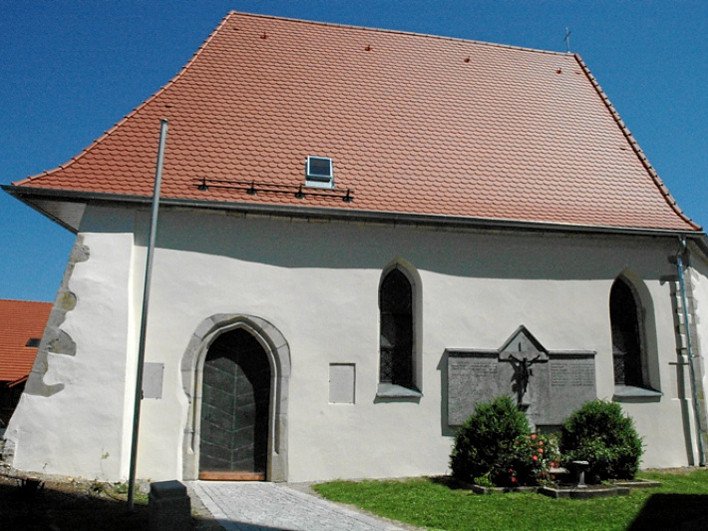 Blick auf die Leonhardi-Kapelle in Kellberg im südlichen Bayerischen Wald