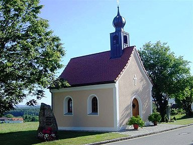 Blick auf die Dorfkapelle in Hitzelsberg bei Stamsried