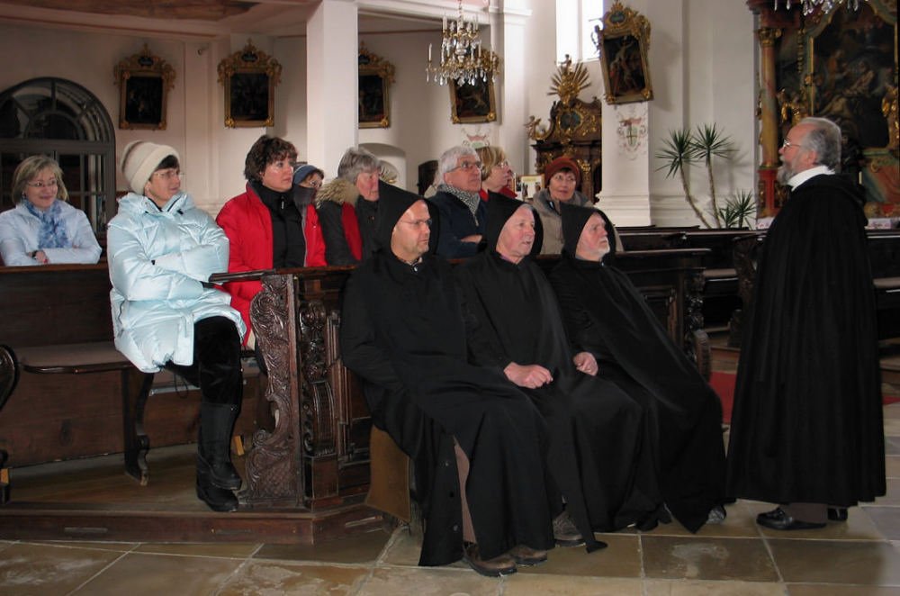 Interessantes erfahren die Teilnehmer an der Klosterführung in der Pfarrkirche in Rinchnach