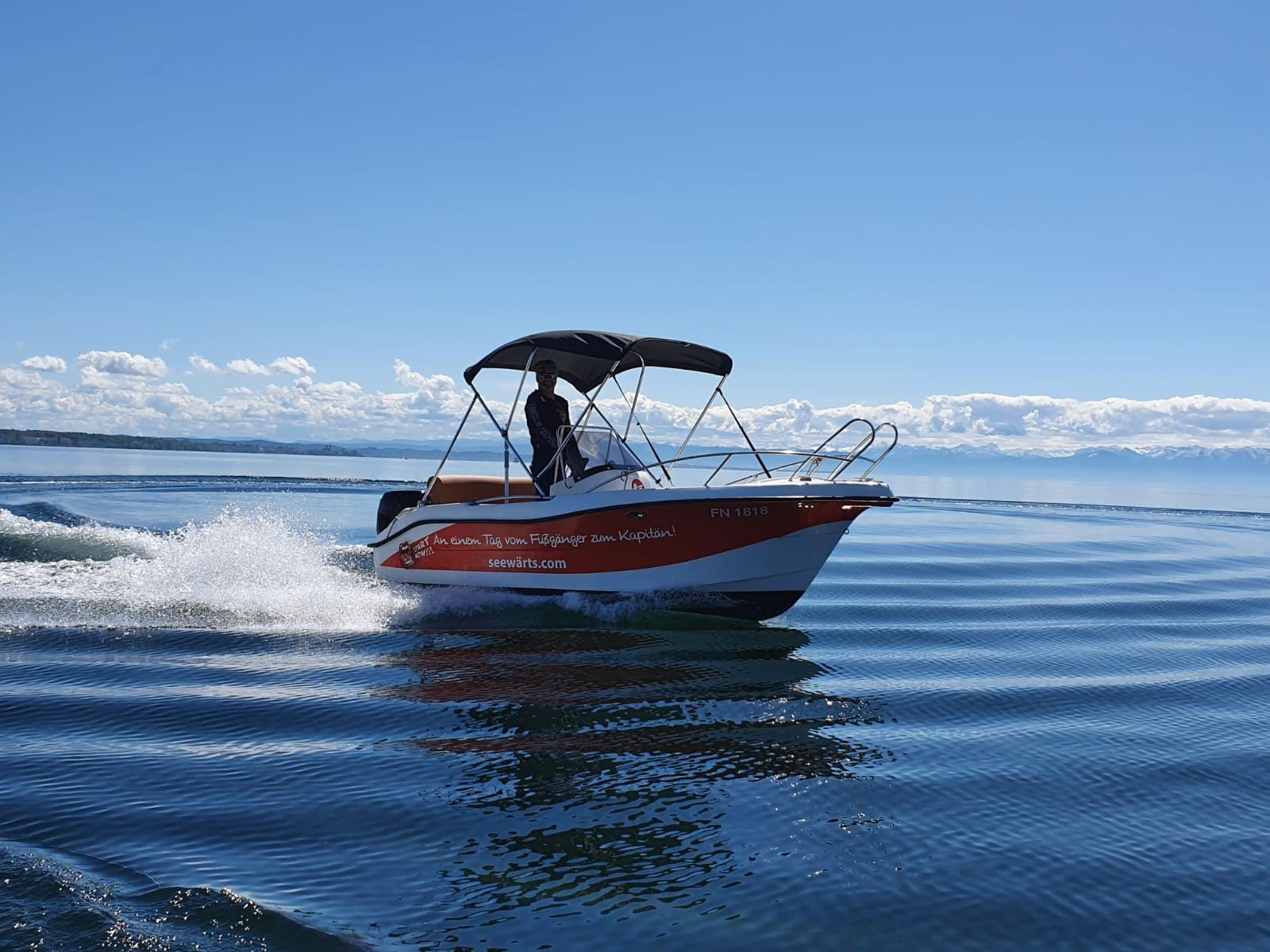 Ein Motorboot auf dem Bodensee mit blauen Himmel