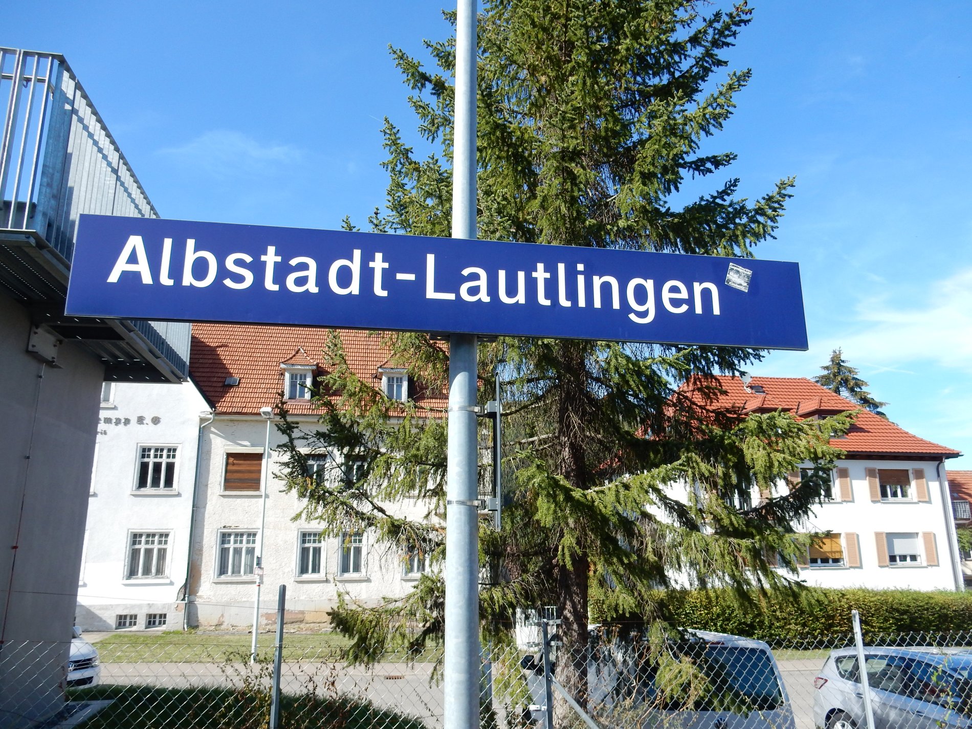 Ortsschild am Bahnhof Albstadt-Lautlingen