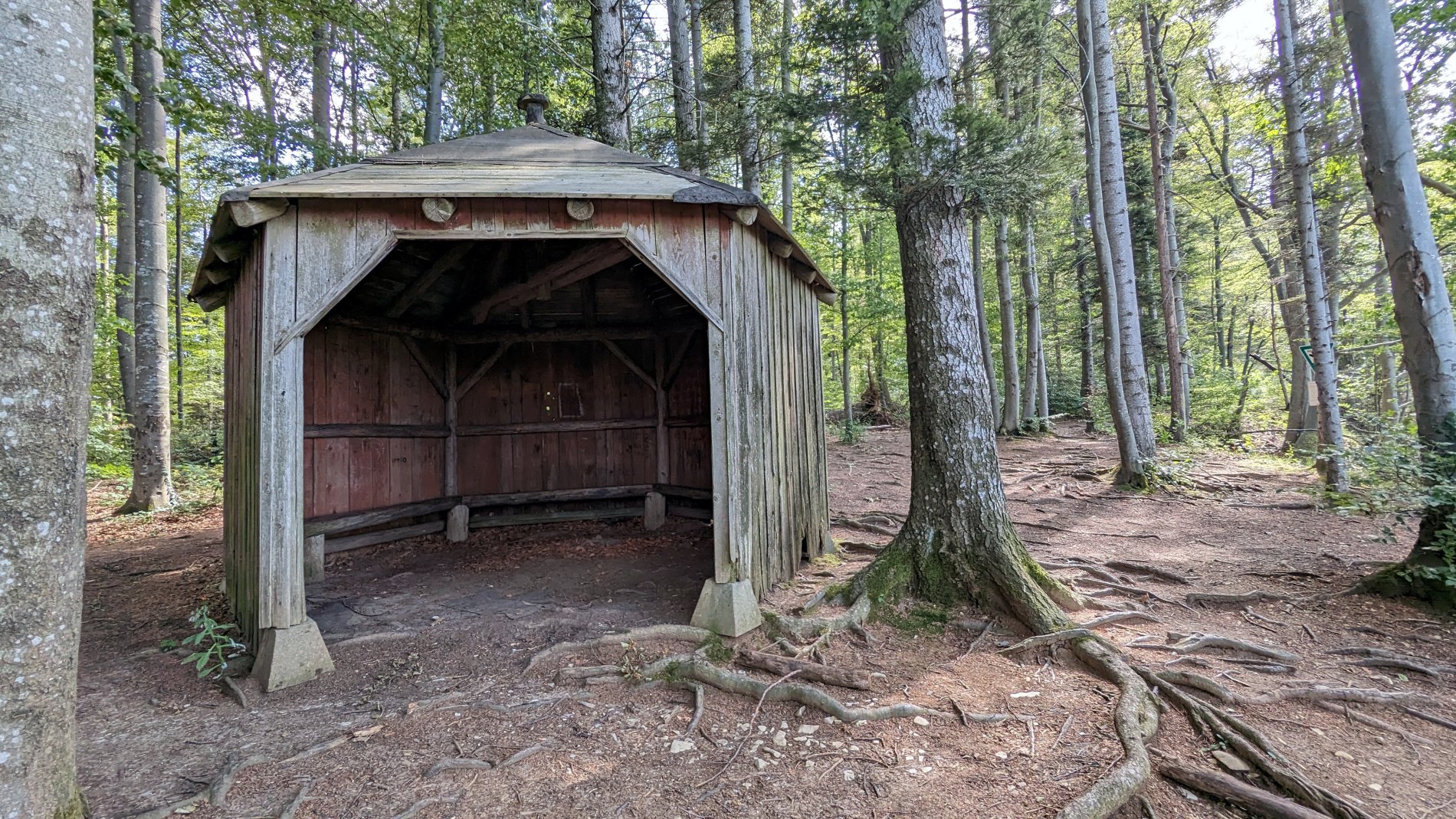 Schutzhütte am Hirschkopf nahe dem Mössinger Bergrutsch