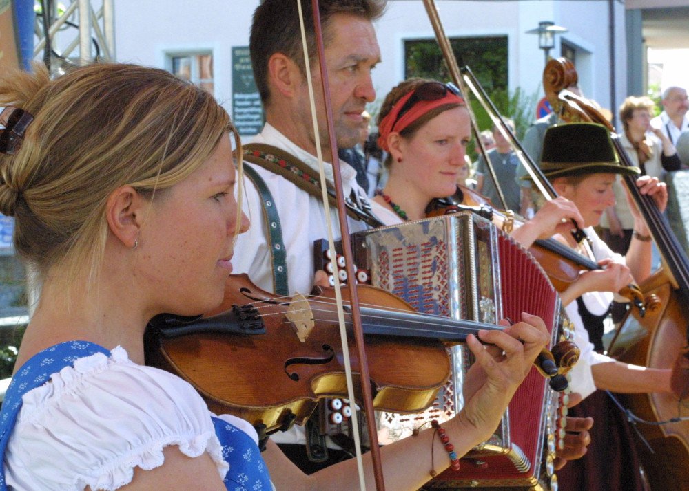 Geigenmusi beim drumherum Volksmusikspektakel in der Kreisstadt Regen