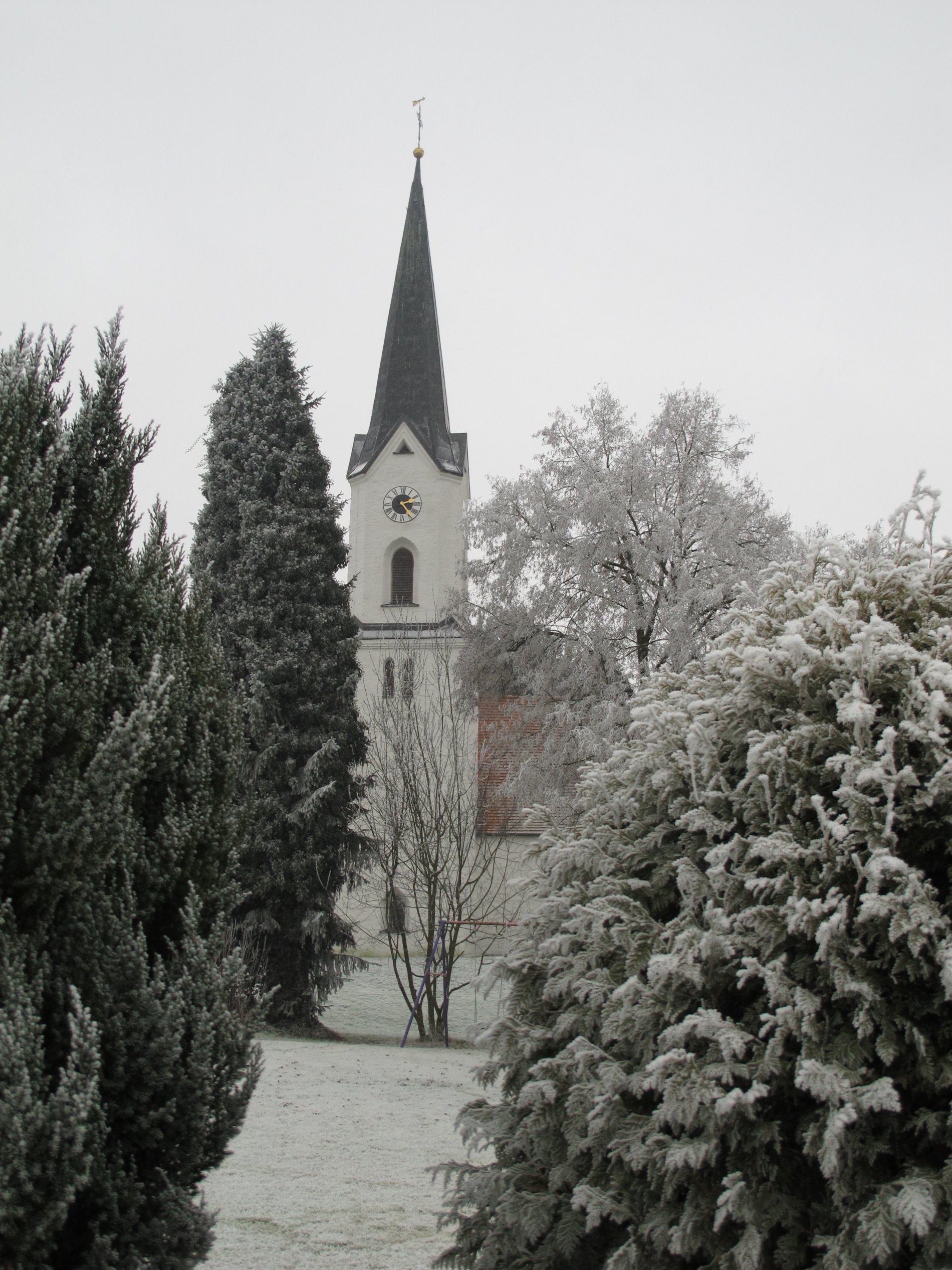 Kirche Mistlbach im Winter zwischen Bäumen
