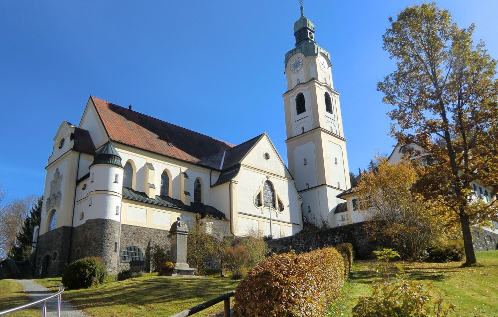 Blick auf die Kath. Pfarrkirche in Bayerisch Eisenstein im ArberLand Bayerischer Wald
