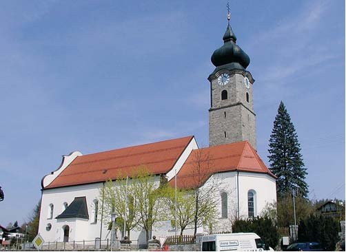 Blick auf die Kath. Pfarrkirche St. Ägidius in Drachselsried