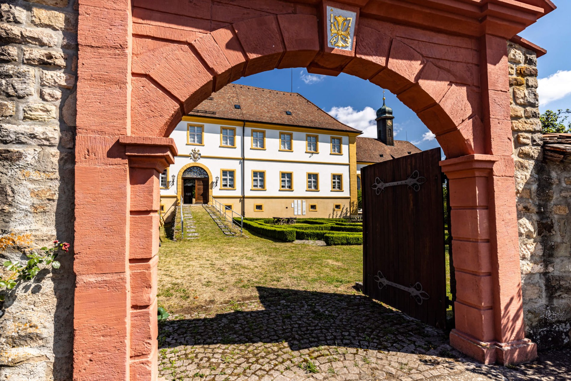 Eingangstor des Kloster Riedern am Wald