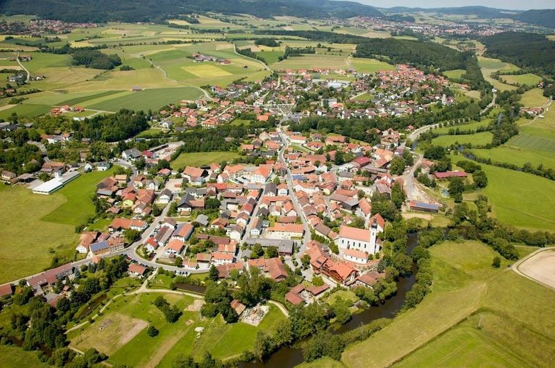 Urlaub in Arnschwang und seinen Ortsteilen zwischen den Bayerwaldbergen, Gibacht und Hohenbogen, bietet gleichzeitig Urlaub auf dem Lande und lässt das Leben in einem Dorf erfahren.