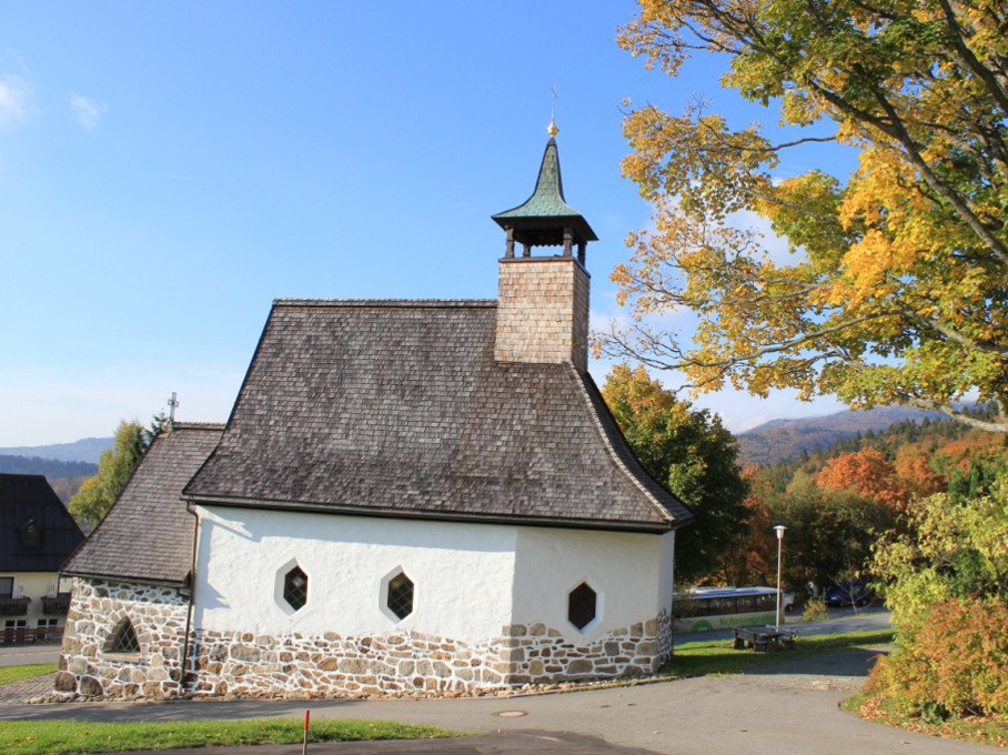 Herbststimmung bei der Kirche MARIA IM WALDE in Waldhäuser bei Neuschönau
