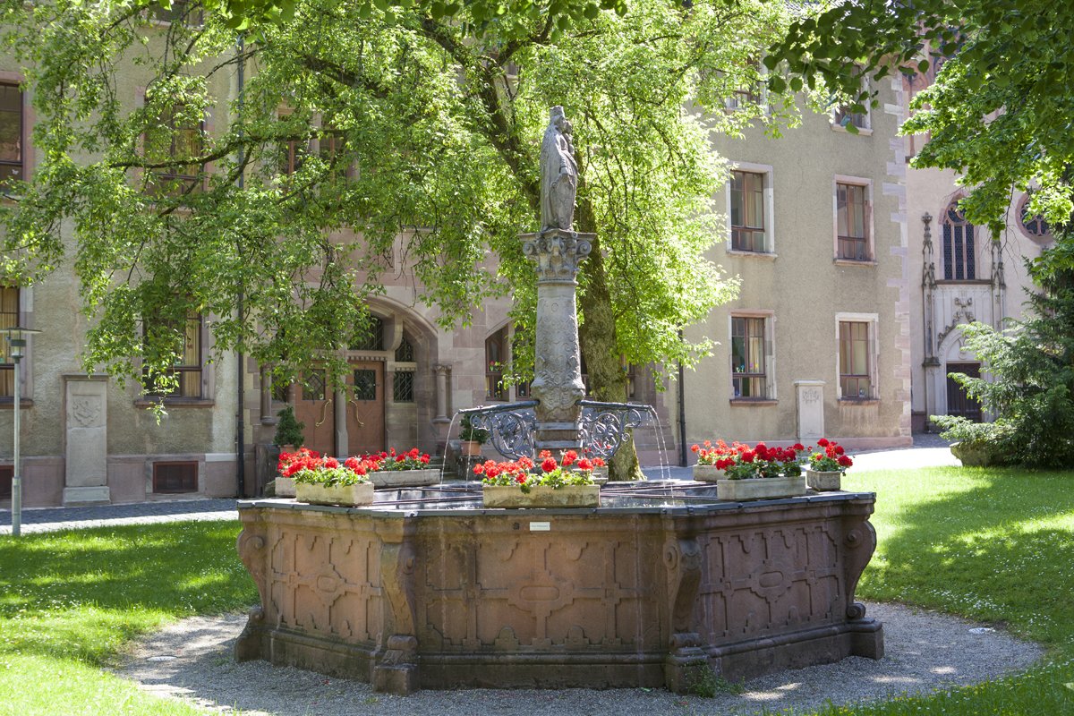 Brunnen vor dem Kloster Lichtenthal