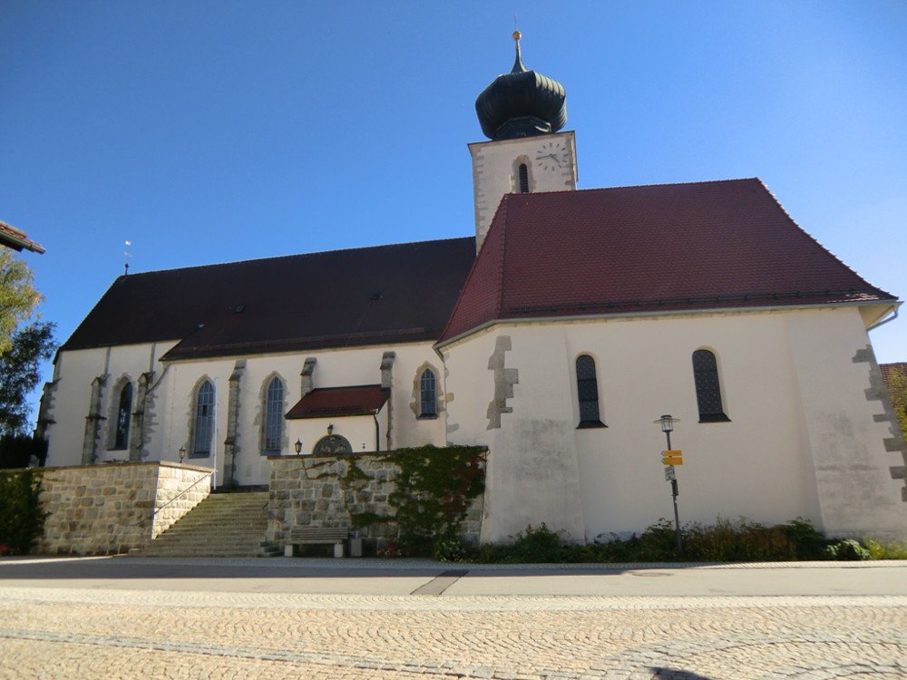 Blick auf die Pfarrkirche SANKT BLASIUS in Kellberg in den Donau-Perlen im südlichen Bayerischen Wald