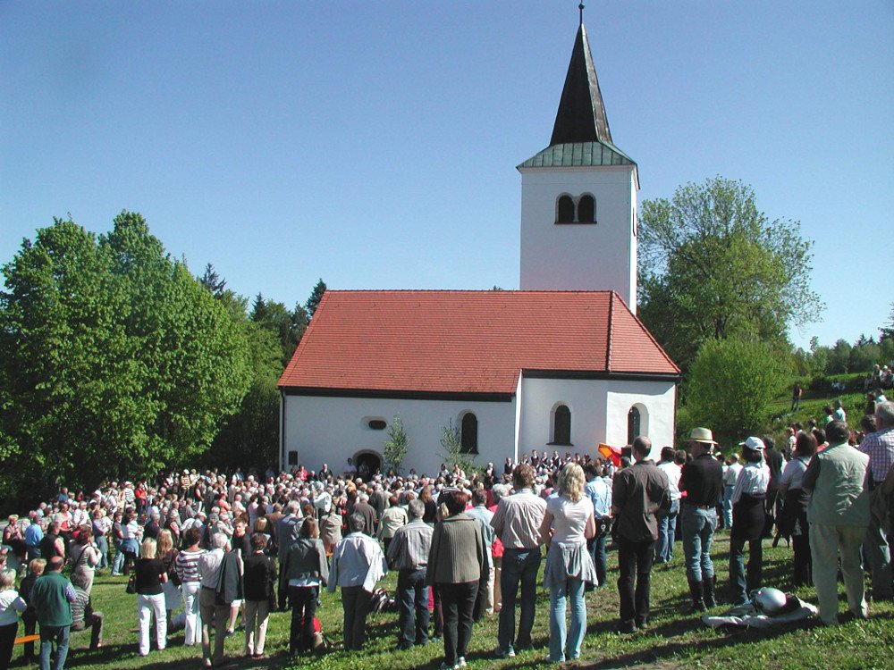 Gläubige bei der Bergmesse um die Gallnerkirche zum Gallnerbergfest am Pfingstmontag