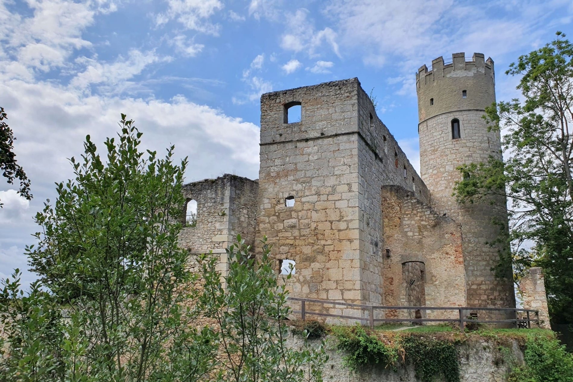 Von der Burgruine Randeck sind die Außenmauer und der Bergfried zu sehen.