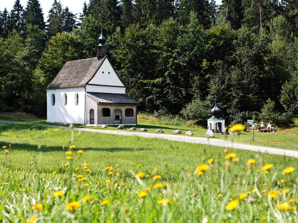 Blick auf das Wallfahrtskirchlein Maria Bründl bei Saldenburg im Bayerischen Wald