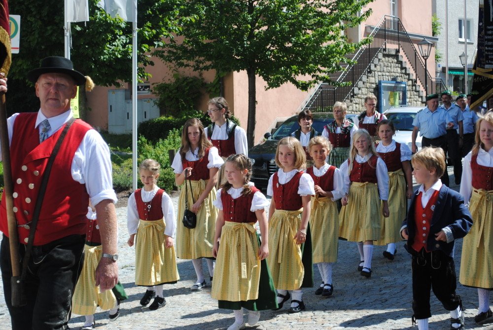Festzug mit dem Trachtenverein beim Volksfest in Ruhmannsfelden
