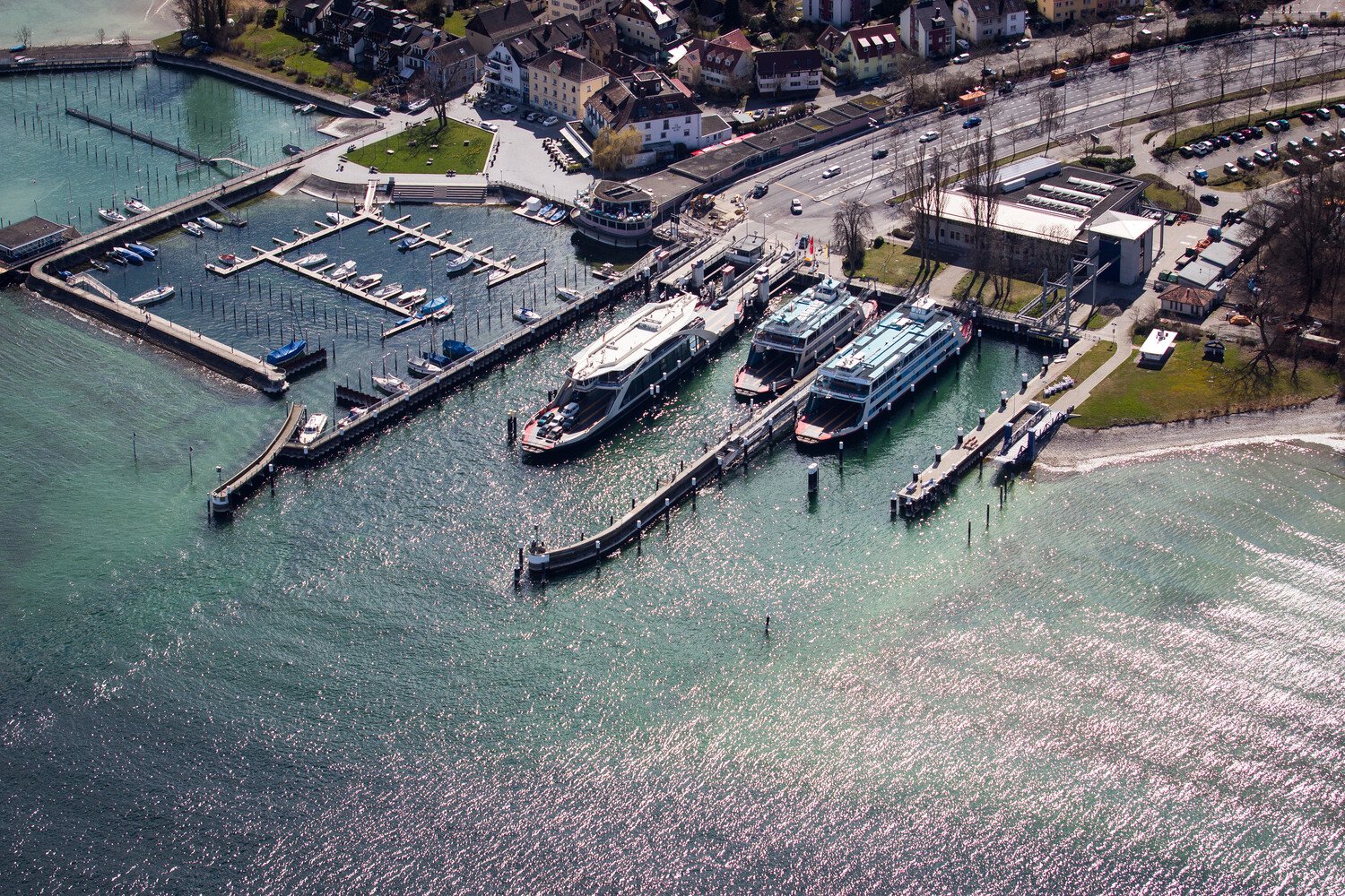 Luftbild vom Konstanzer Fährhafen im Sommer