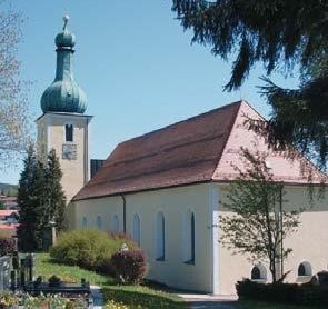 Blick auf die Pfarrkirche in Arnbruck