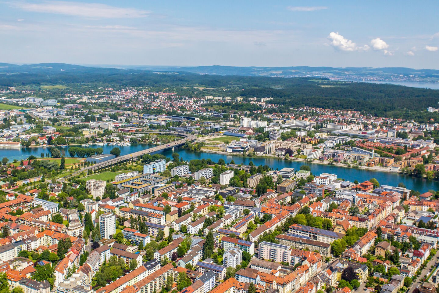 Luftaufnahme von Konstanz mit Blick auf die neue Rheinbrücke