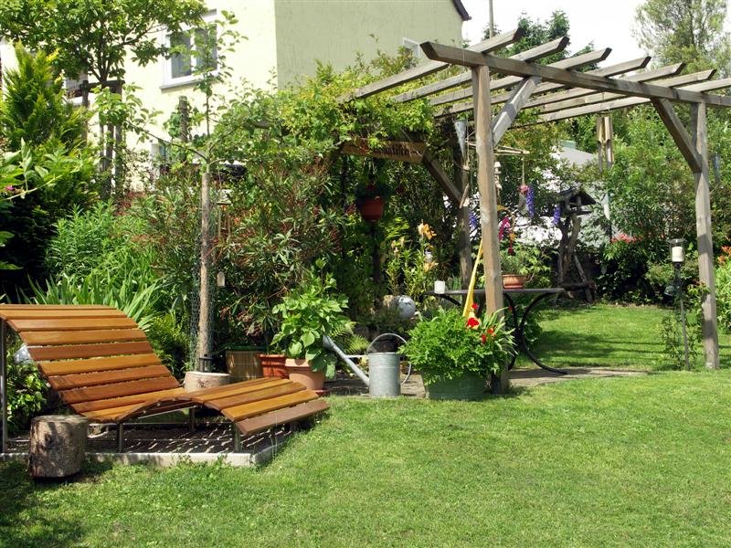 Sitzbank im Garten